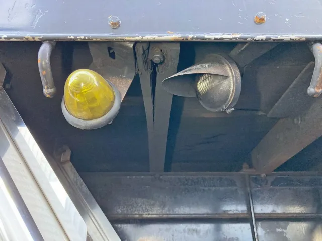 運転席側リヤフェンダー前方の横ネタに割れがあります。|UDトラックス クオン PKG-CW4ZLの写真8