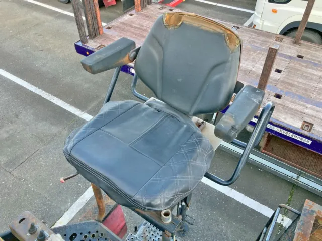 トップシート付きです。(背もたれにエグレがあります)|UDトラックス クオン PKG-CW4ZLの写真11