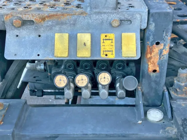 リヤ助手席側にアウトリガーの張出・伸縮のレバーが付いています。|UDトラックス クオン PKG-CW4ZLの写真19