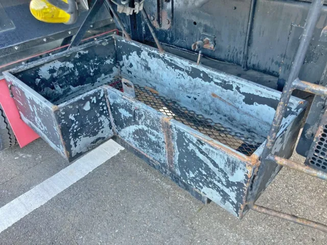 ボディー助手席側後方にりん木入れが付いています。|UDトラックス クオン PKG-CW4ZLの写真27