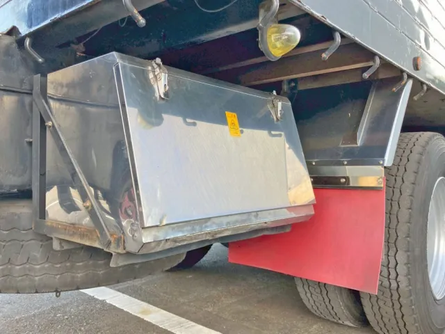 ボディー運転席側後方にステンレス製の工具箱が付いています。|UDトラックス クオン PKG-CW4ZLの写真28