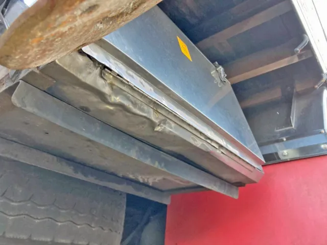 工具箱下部に歪みがあります。|UDトラックス クオン PKG-CW4ZLの写真29