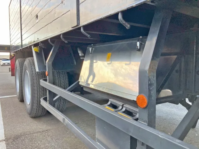 ボディー運転席側中央部にステンレス製の工具箱が付いています。|UDトラックス クオン PKG-CW4ZLの写真30