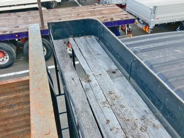 シートデッキ助手席側床板に割れがあります。|UDトラックス クオン PKG-CW4ZLの写真35