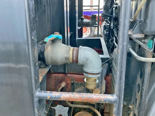 前壁運転席側下部に排水用のバルブが付いています。|UDトラックス クオン PKG-CW4ZLの写真38