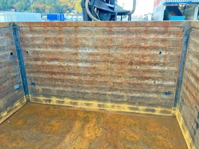 リヤアオリの所々に穴あきがあります。|UDトラックス クオン PKG-CW4ZLの写真41