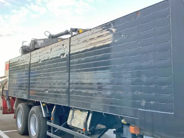 運転席側アオリの所々にヘコミがあります。(前方)|UDトラックス クオン PKG-CW4ZLの写真42