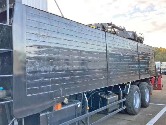 助手席側アオリの所々にヘコミがあります。(前方)|UDトラックス クオン PKG-CW4ZLの写真45