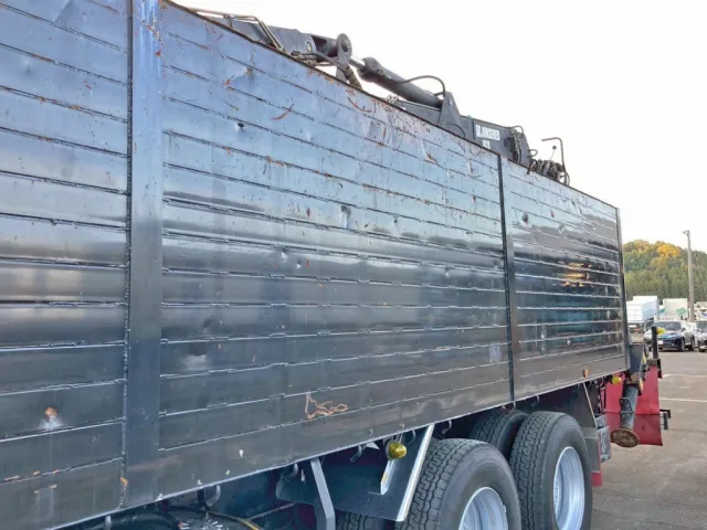 助手席側アオリの所々にヘコミがあります。(中央)|UDトラックス クオン PKG-CW4ZLの写真46