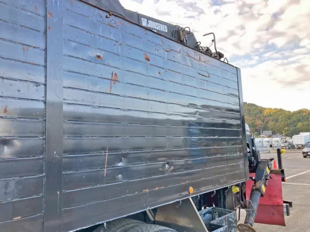 助手席側アオリの所々にヘコミがあります。(後方)|UDトラックス クオン PKG-CW4ZLの写真47