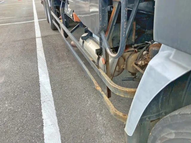 運転席側サイドバンパー前方にサビがあります。|UDトラックス クオン PKG-CW4ZLの写真48