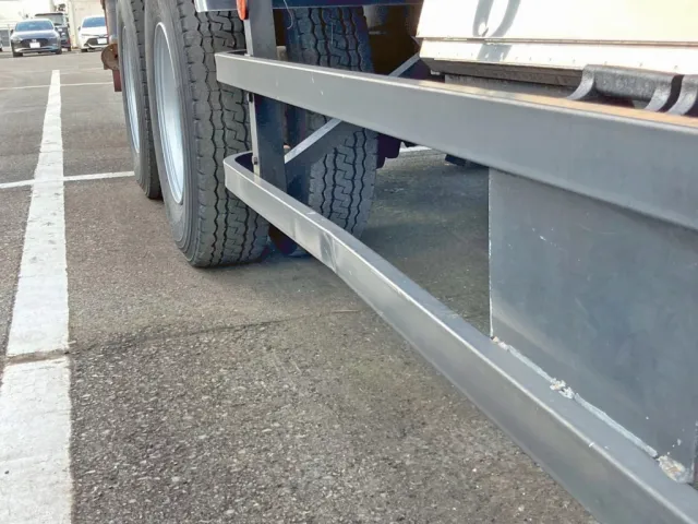 運転席側サイドバンパー後方に曲がりがあります。|UDトラックス クオン PKG-CW4ZLの写真49