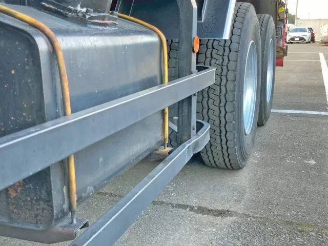 助手席側サイドバンパー後方に曲がりがあります。|UDトラックス クオン PKG-CW4ZLの写真50