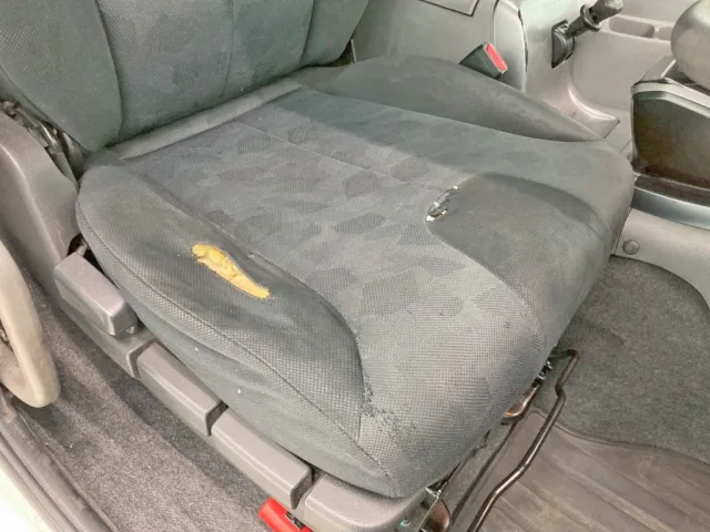 運転席座面にヘタリ・破れがあります。|UDトラックス クオン 2PG-GK5AABの写真9