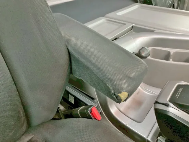 運転席肘掛けに破れがあります。|UDトラックス クオン 2PG-GK5AABの写真10