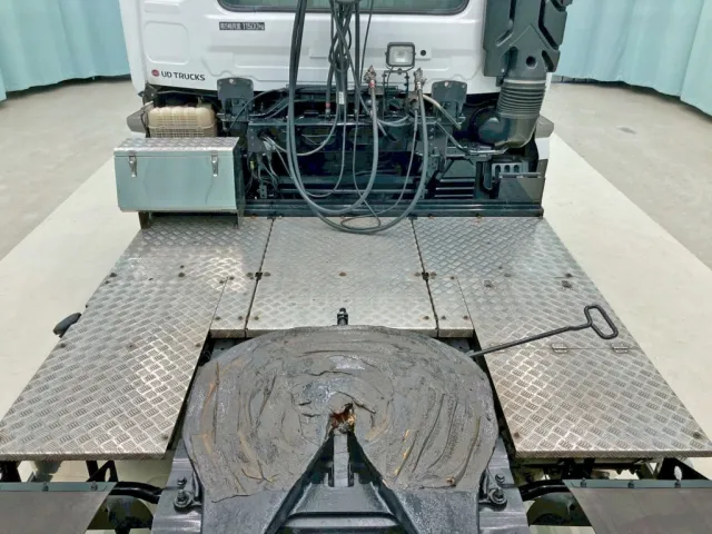 踊り場は縞板アルミです。|UDトラックス クオン 2PG-GK5AABの写真11