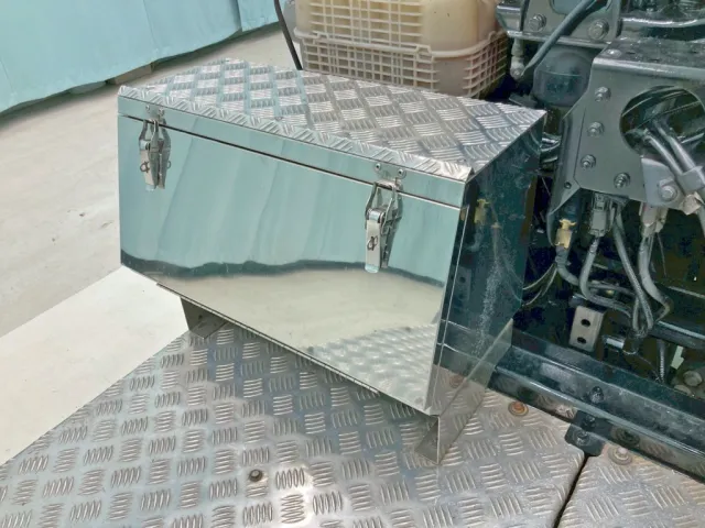 踊り場前方助手席側にステンレス製の工具箱が付いています。|UDトラックス クオン 2PG-GK5AABの写真12