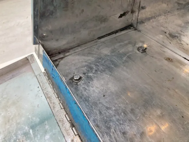 工具箱内の留めボルト周りに割れがあります。(助手席側)|UDトラックス クオン 2PG-GK5AABの写真13