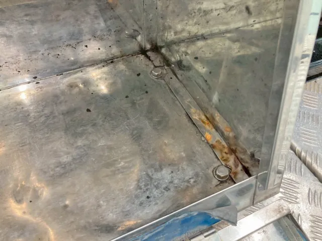 工具箱内の留めボルト周りに割れがあります。(運転席側)|UDトラックス クオン 2PG-GK5AABの写真14