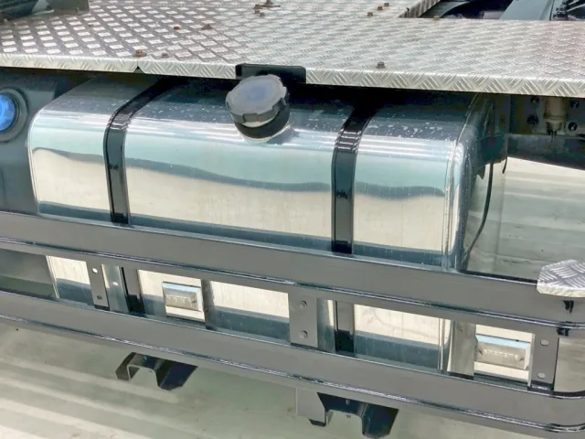 燃料タンクは400Lアルミ製です。|UDトラックス クオン 2PG-GK5AABの写真19