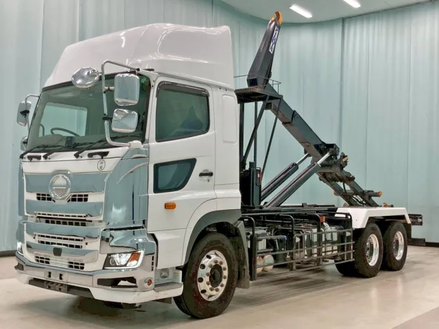 フロント周り、メッキパーツで飾っています。|日野 プロフィア 2DG-FS1AJEの写真1