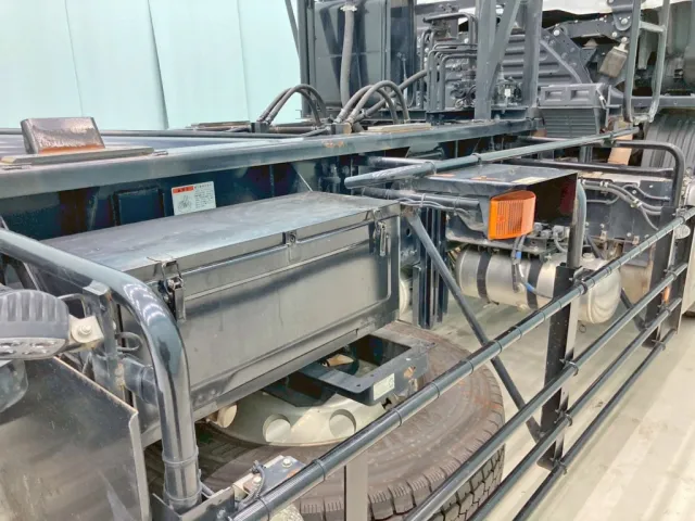 運転席側に工具箱が付いています。|日野 プロフィア 2DG-FS1AJEの写真14