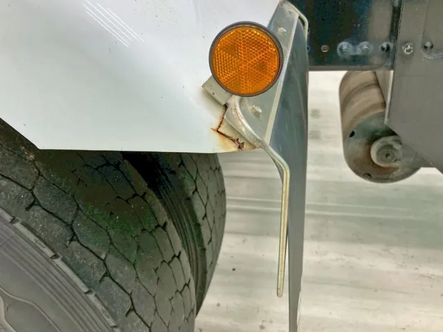 リヤフェンダー後方に割れがあります。|日野 プロフィア 2DG-FS1AJEの写真15