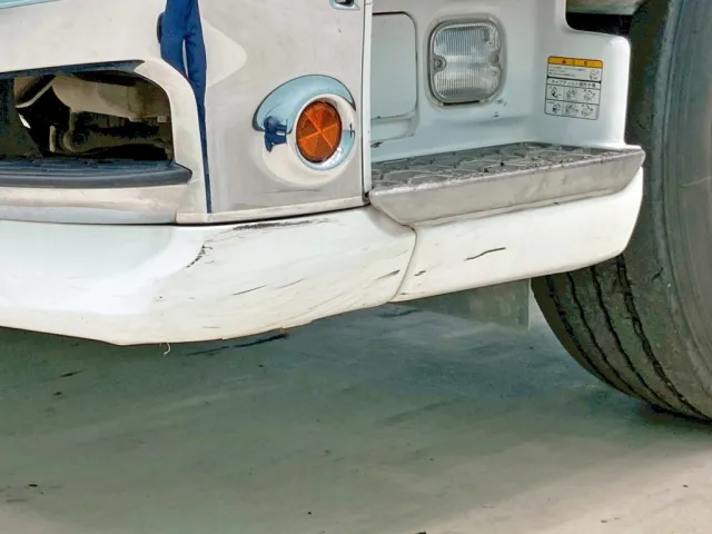 フロントバンパー助手席側 及び ステップカバーに引きキズがあります。|日野 プロフィア 2DG-FS1AJEの写真16