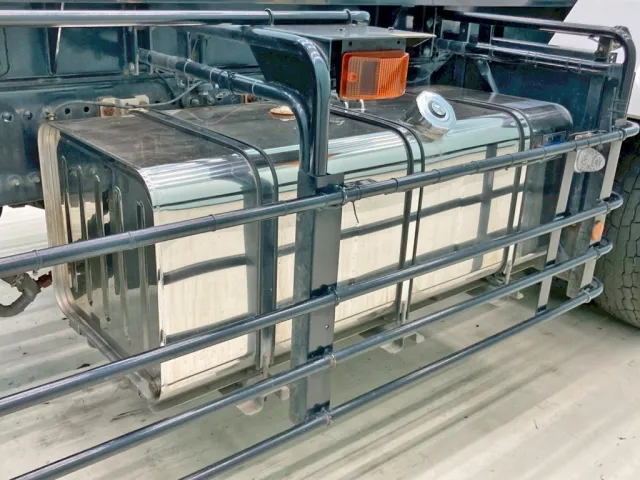 燃料タンクは400Lステンレス製です。|日野 プロフィア 2DG-FS1AJEの写真18