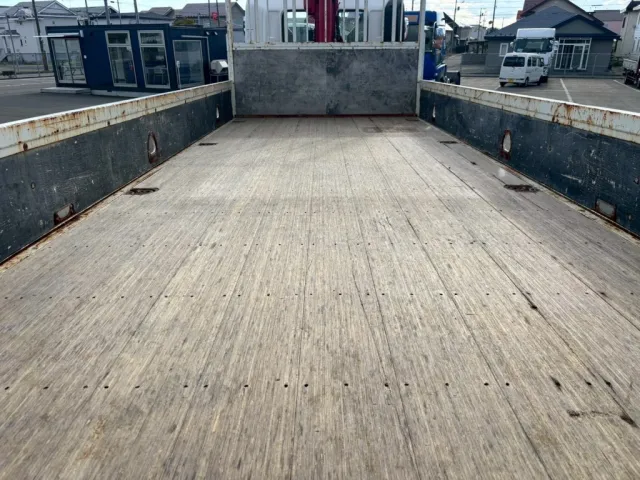 床は板張りです。|日野 レンジャー 2KG-FC2ABA(2WD)の写真10