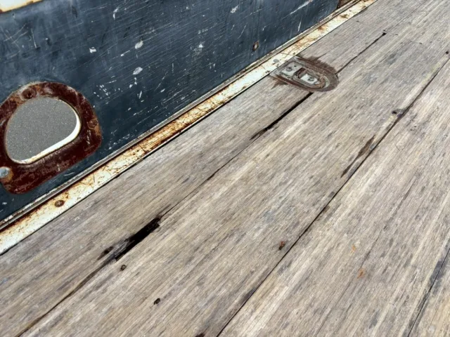 運転席側床板ヒビ浮きあります|日野 レンジャー 2KG-FC2ABA(2WD)の写真12