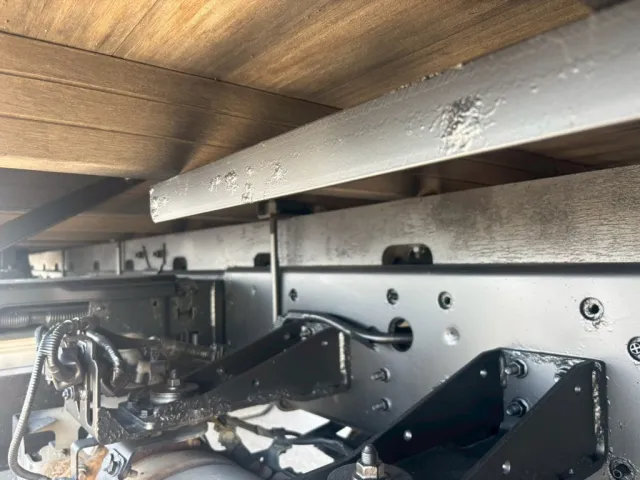 シャーシとネタの状態です。(縦ネタ・横ネタは木製です)|日野 レンジャー 2KG-FC2ABA(2WD)の写真7