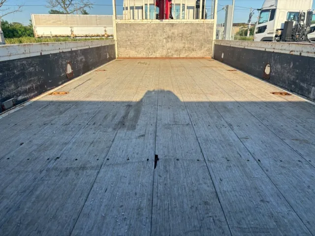 床は板張りです。|日野 レンジャー 2KG-FC2ABA(2WD)の写真9