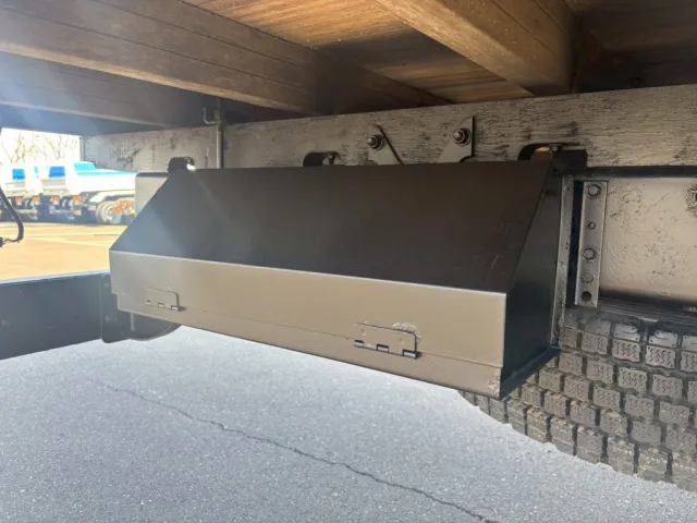 運転席側後方に工具箱が付いています。|日野 レンジャー 2KG-FC2ABA(2WD)の写真17