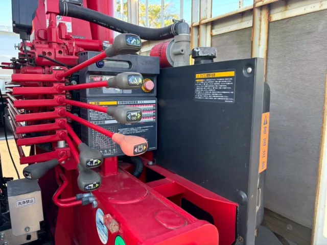 クレーンの操作レバーです。|日野 レンジャー 2KG-FC2ABA(2WD)の写真21