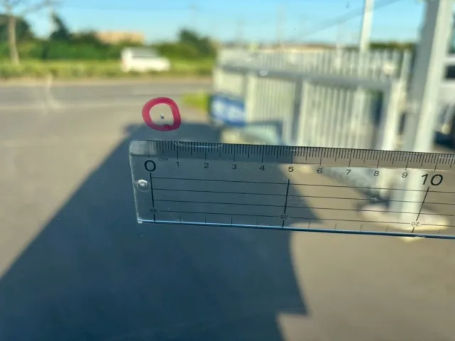 運転席側に飛び石があります。|日野 レンジャー 2KG-FC2ABA(2WD)の写真26