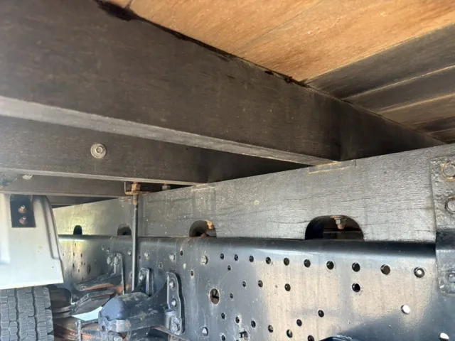 シャーシとネタの状態です。(縦ネタ・横ネタは木製です)|いすゞ フォワード 2PG-FRR90S1(2WD)の写真6