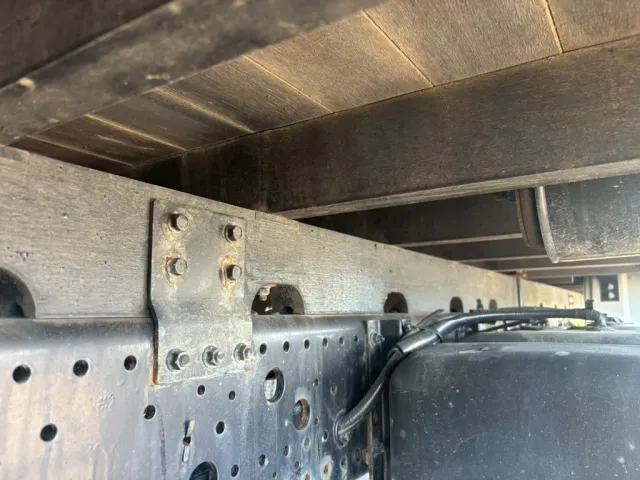 シャーシとネタの状態です。(縦ネタ・横ネタは木製です)|いすゞ フォワード 2PG-FRR90S1(2WD)の写真7
