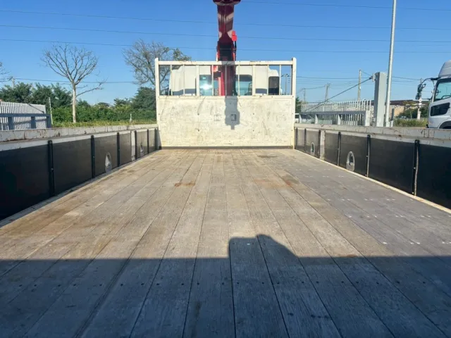 床は板張りです。|いすゞ フォワード 2PG-FRR90S1(2WD)の写真9