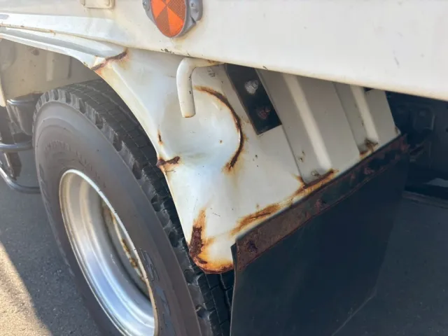 助手席側リヤフェンダーに曲がりあります。|いすゞ フォワード 2PG-FRR90S1(2WD)の写真13