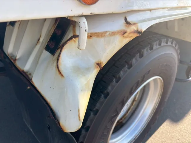 運転席側リヤフェンダーに曲がりあります。|いすゞ フォワード 2PG-FRR90S1(2WD)の写真14