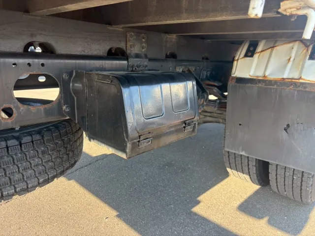 運転席側後方に工具箱が付いています。|いすゞ フォワード 2PG-FRR90S1(2WD)の写真18