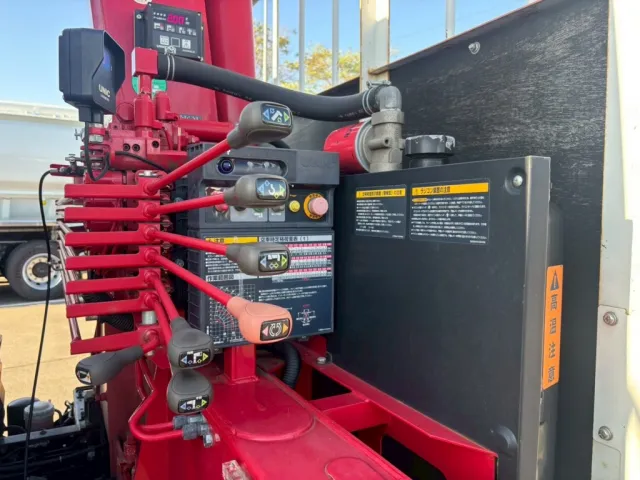 クレーンの操作レバーです。|いすゞ フォワード 2PG-FRR90S1(2WD)の写真23