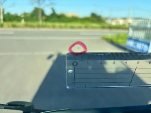 運転席側に飛び石があります。|いすゞ フォワード 2PG-FRR90S1(2WD)の写真28