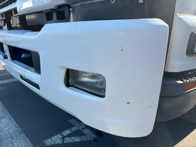 フロントバンパーに飛び石、小錆があります。|いすゞ フォワード 2PG-FRR90S1(2WD)の写真29