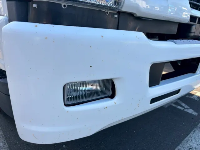 フロントバンパーに飛び石、小錆があります。|いすゞ フォワード 2PG-FRR90S1(2WD)の写真30