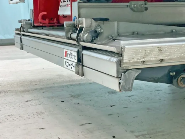 ゲート格納時の運転席側カバーに割れがあります。|日野 レンジャー 2KG-FC2ABG(2WD)の写真26