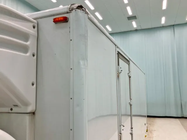 ボディー助手席側前方のコーナー部にヘコミ・引きキズがあります。|日野 レンジャー 2KG-FC2ABG(2WD)の写真30