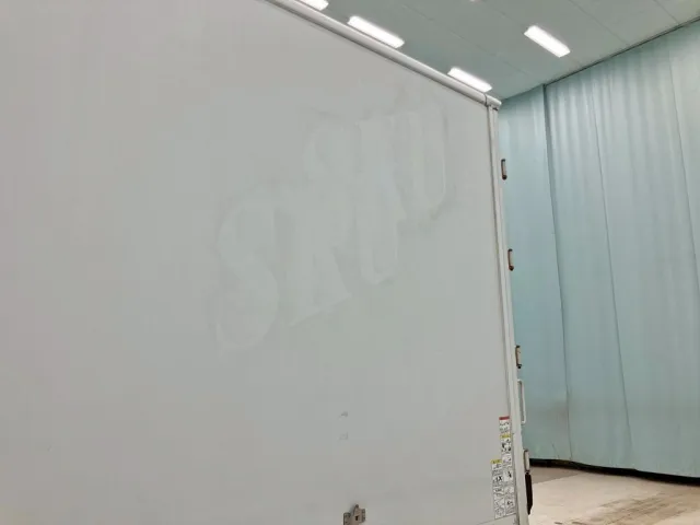 ボディー助手席側後方上部にシールはがし跡があります。|日野 レンジャー 2KG-FC2ABG(2WD)の写真33