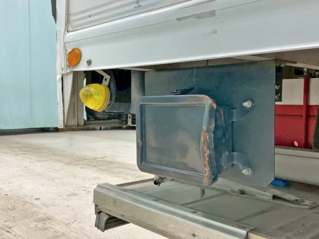 運転席側サイドレール後方に引きキズ 及び 下部のボックスに曲がりがあります。|日野 レンジャー 2KG-FC2ABG(2WD)の写真38